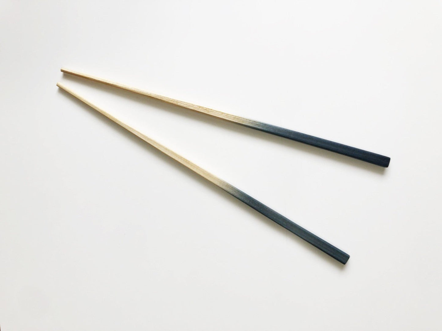 2 Baguettes en cèdre teint à l'indigo et boîte en paulownia