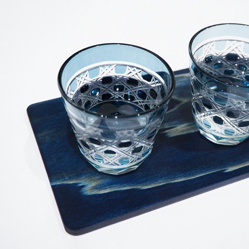 2 verres indigo et plateau en cèdre teint à l'indigo