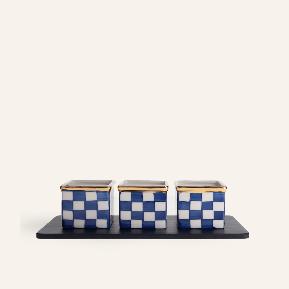 3 tasses ichimatsu en céramique et plateau en cèdre teint à l'indigo