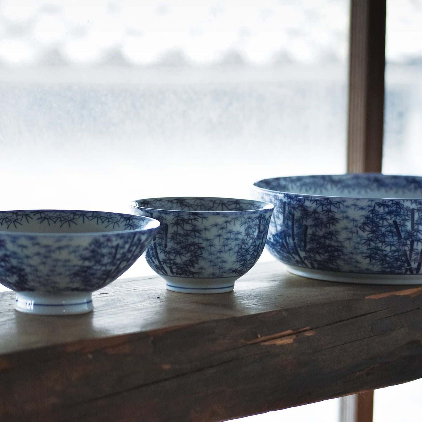 Grande assiette creuse en porcelaine Hasamiyaki "Wakatake"