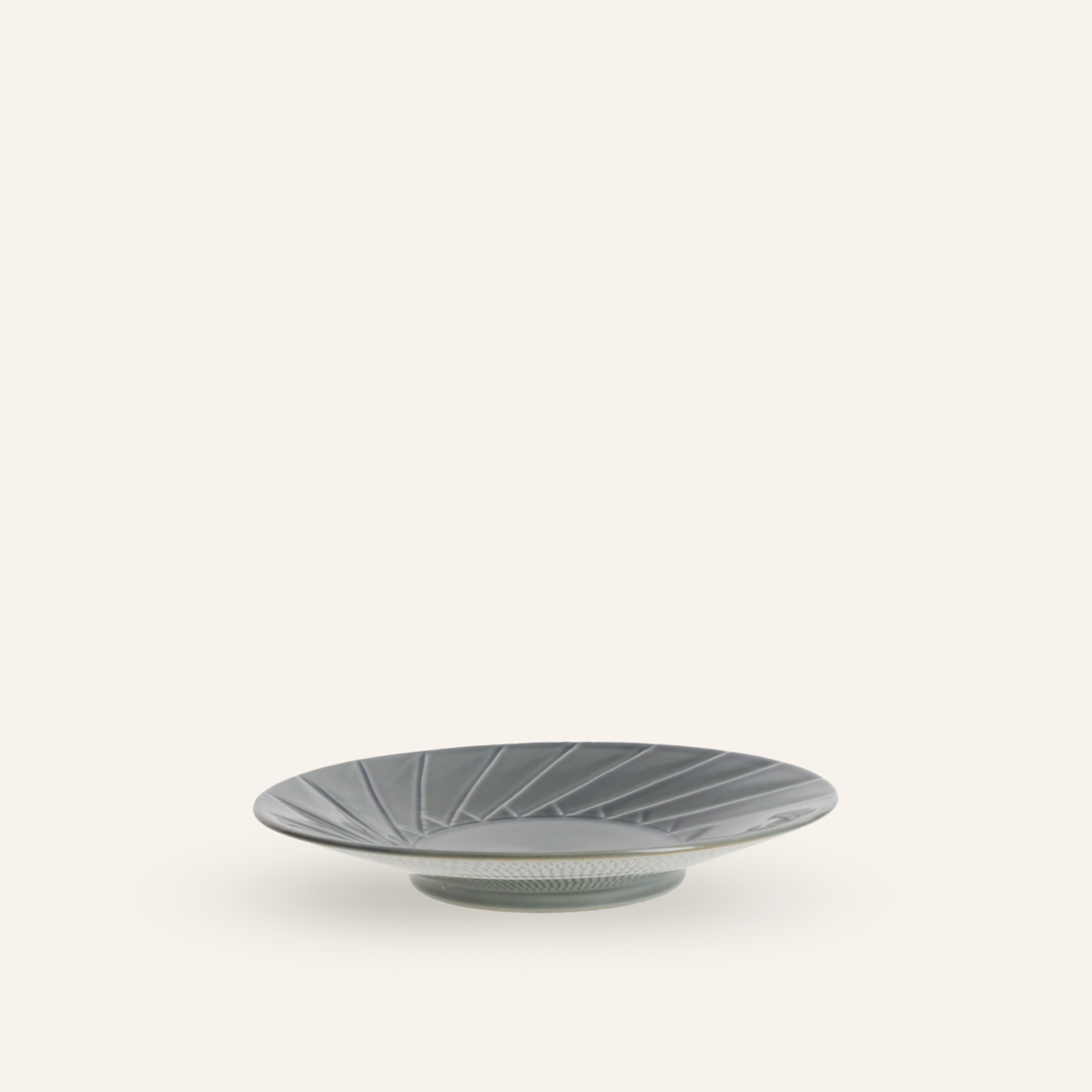 Hasamiyaki "choukokumon" gray porcelain sculpted plate