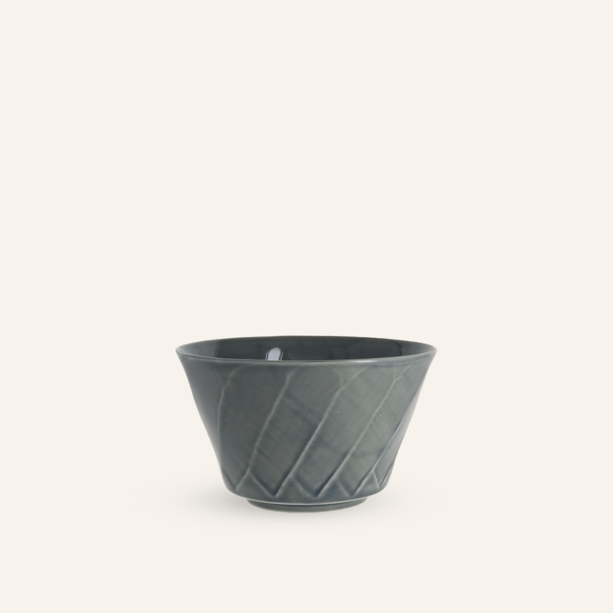 Gray carved bowl in Hasamiyaki porcelain "choukokumon"