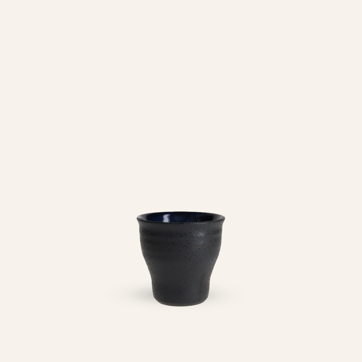 Coupe à saké faïence fine Minoyaki "kurobuki"