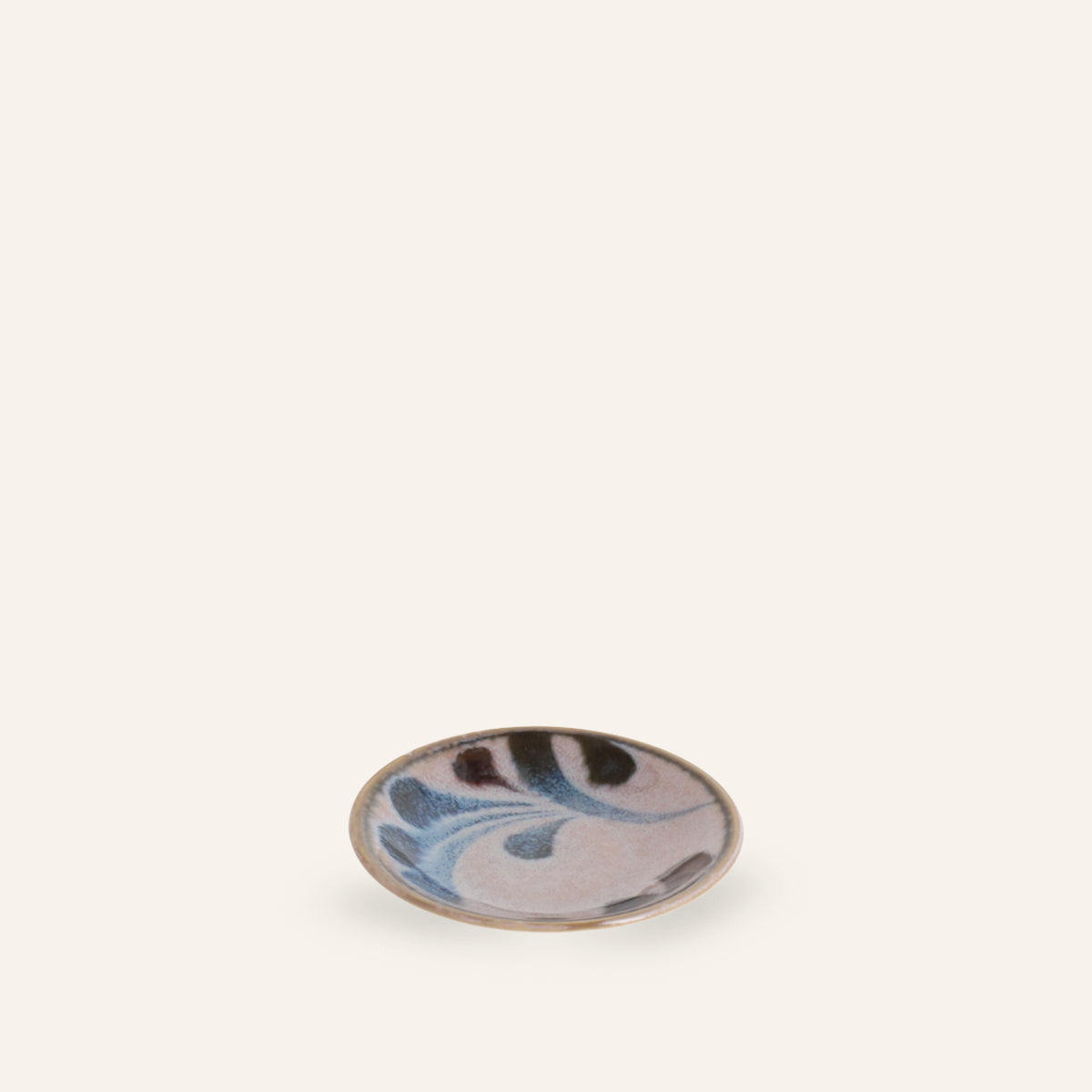 Petite assiette en porcelaine Minoyaki "Karakusa", teintes inspirées d'Okinawa