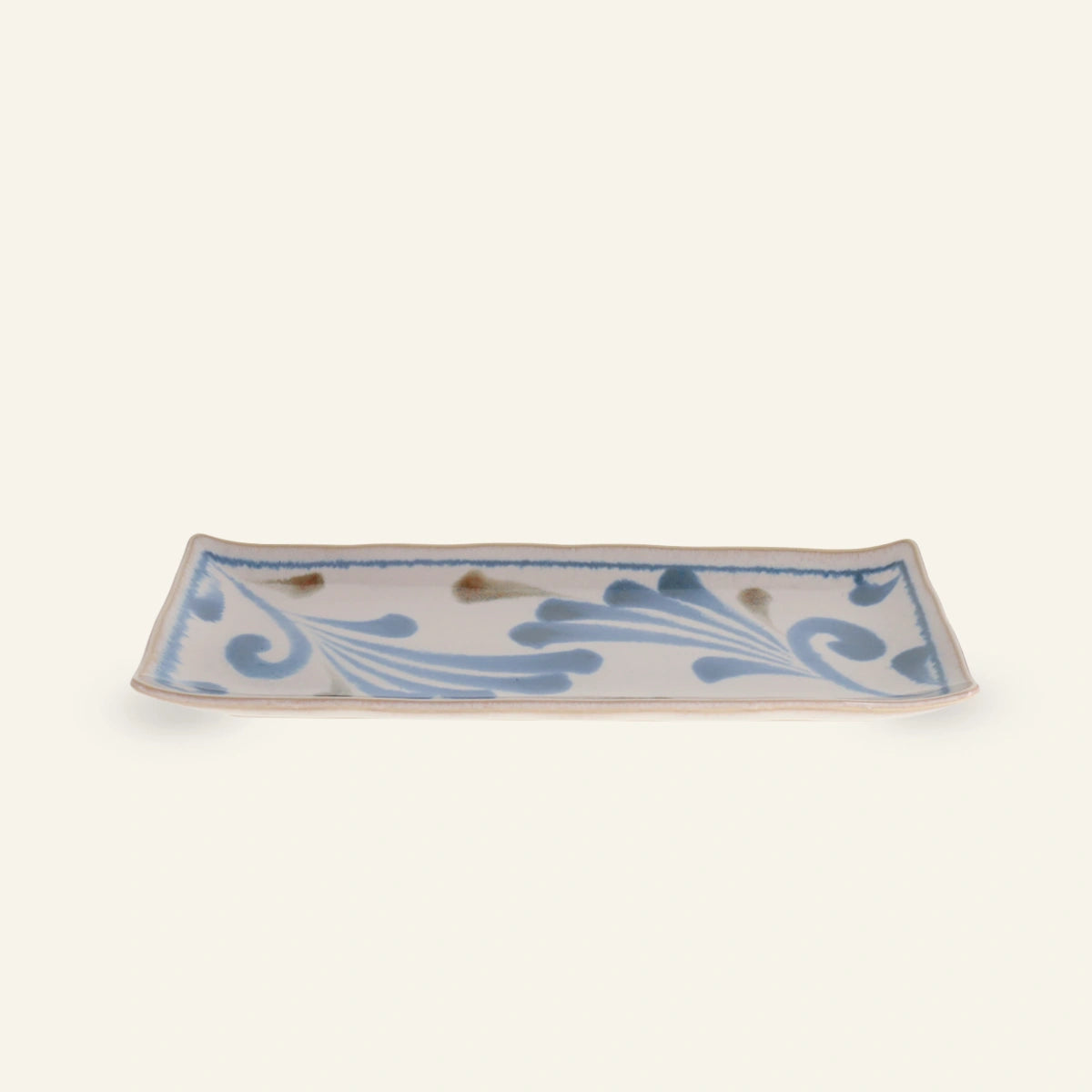 Assiette rectangulaire en porcelaine Minoyaki "Karakusa", teintes inspirées d'Okinawa