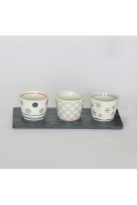 3 tasses rondes en céramique et plateau en cèdre teint à l'indigo