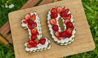 Number cake aux fraises et au matcha