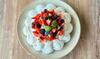 Pavlova aux fruits rouges et coulis de shiso rouge