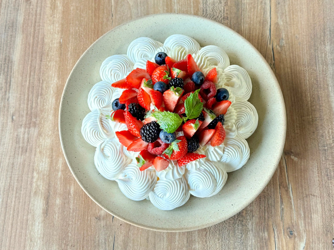 Pavlova aux fruits rouges et coulis de shiso rouge