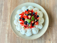 Pavlova aux fruits rouges et coulis de shiso rouge