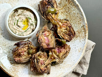 Artichauts rôtis au shio ponzu, sauce à l'ail noir