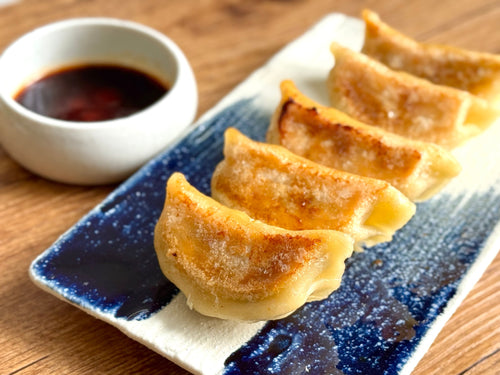 Gyozas au poulet et au chou vert avec sauce au ra-yu