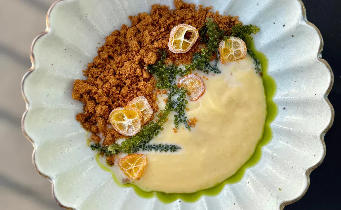 Crémeux yuzu, crumble spéculoos, chips de kumquat et Umi budo