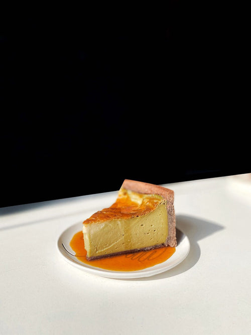 Tarte flan au matcha, yuzu et caramel au miso blanc
