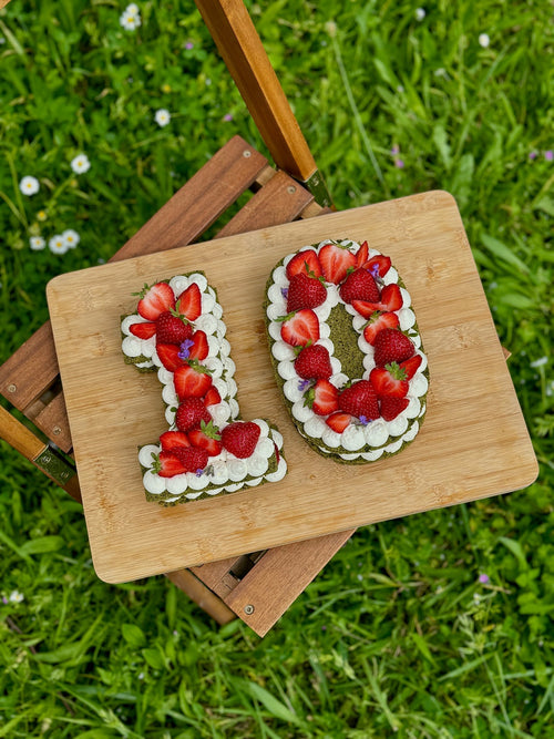 Number cake aux fraises et au matcha