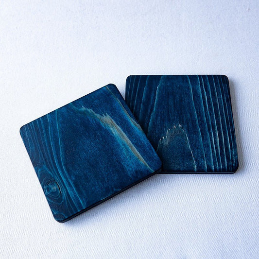 2 dessous de verre en bois de cèdre teint à l'indigo