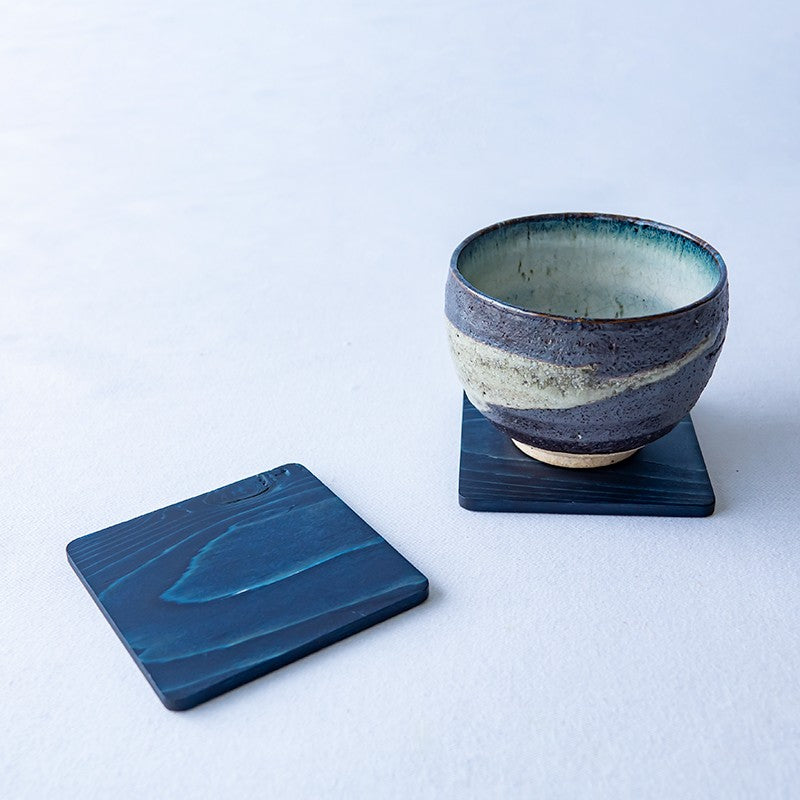 2 dessous de verre en bois de cèdre teint à l'indigo