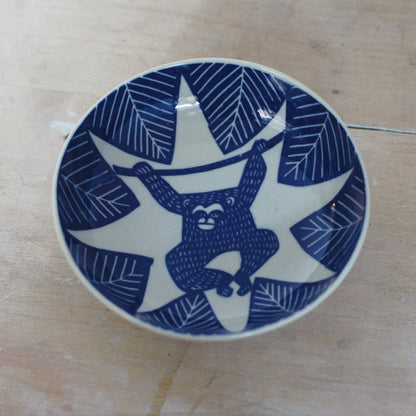 Petite assiette creuse en porcelaine motifs "Singe suspendu"