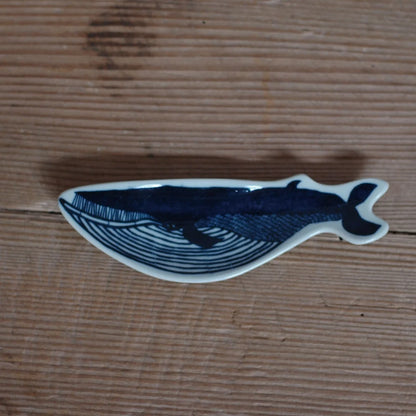 Assiette longue en porcelaine "Baleine bleue"