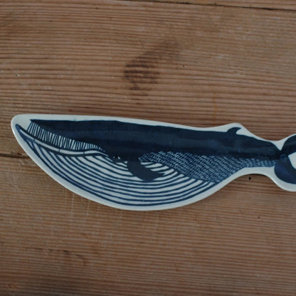 Assiette longue en porcelaine "Baleine bleue"