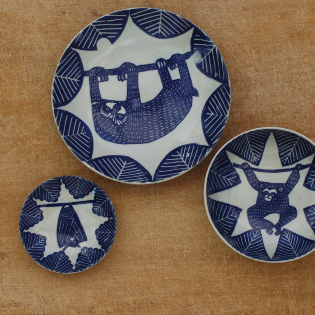Petite assiette creuse en porcelaine motifs "Singe suspendu"