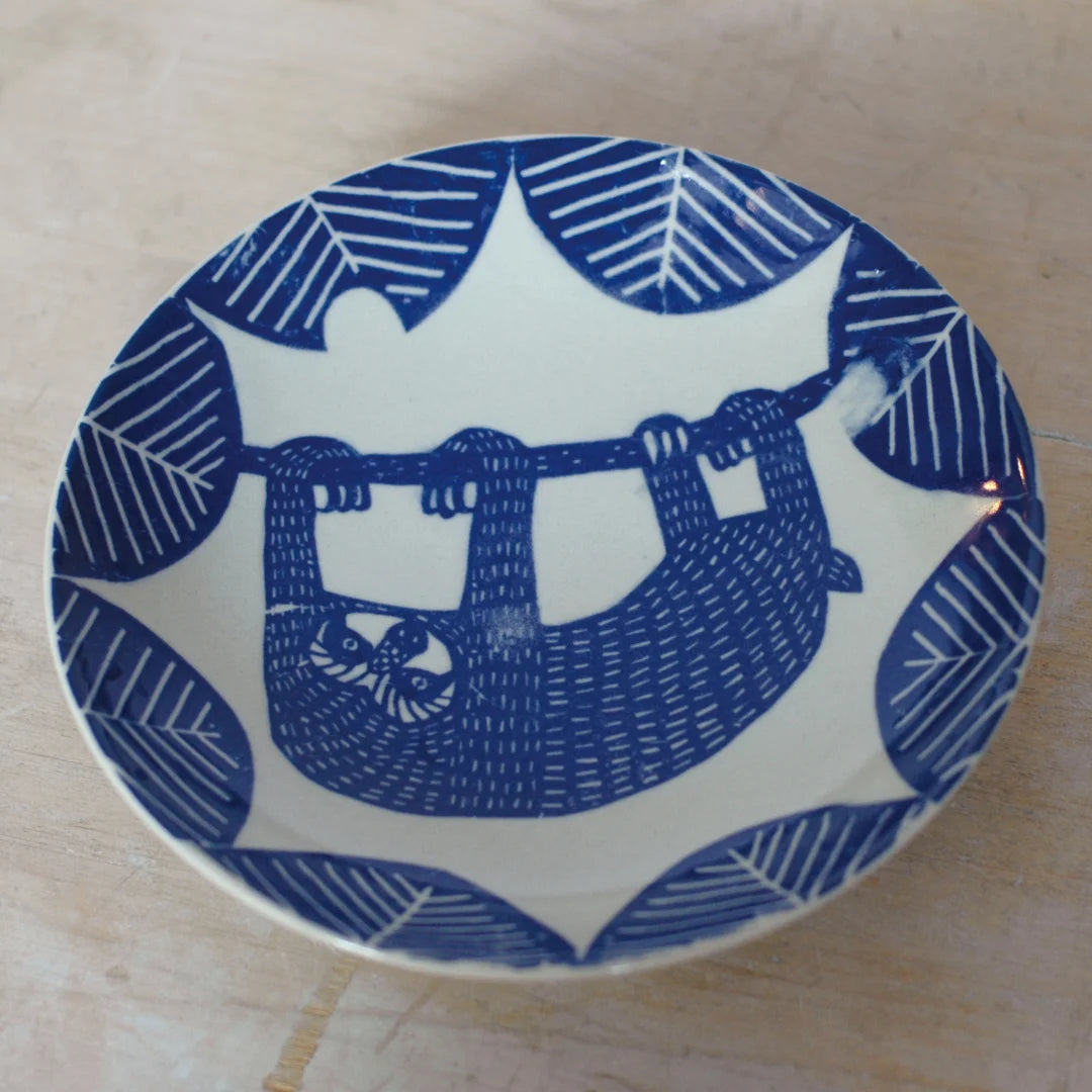 Assiette ronde en porcelaine motifs "Paresseux"