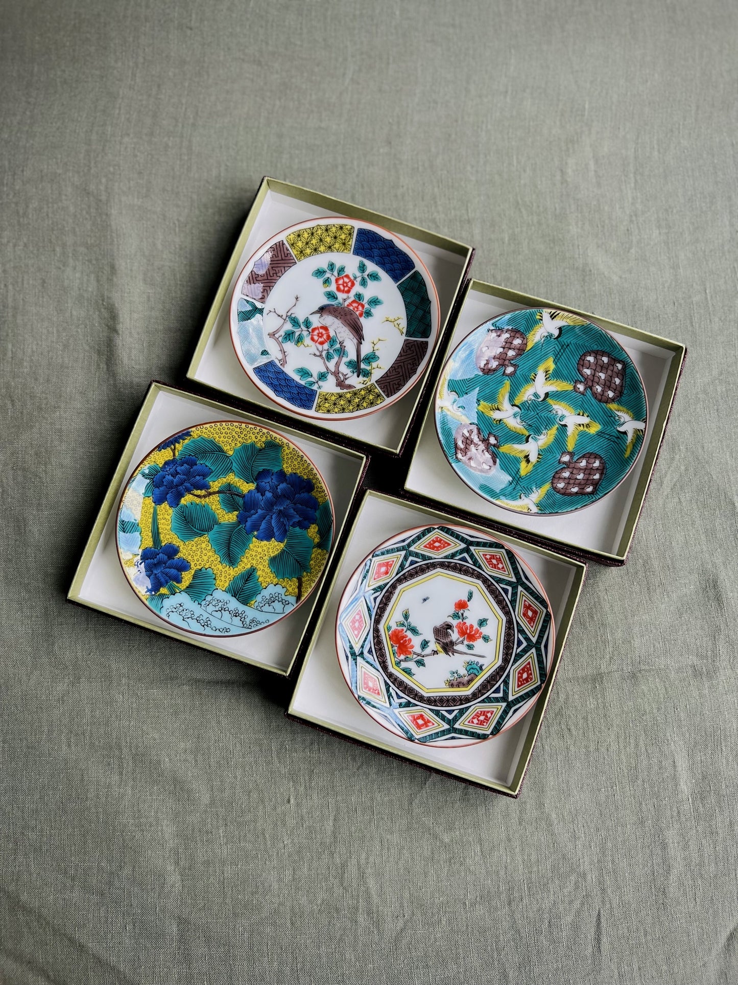 Petite assiette en porcelaine Kutaniyaki "Kacho"