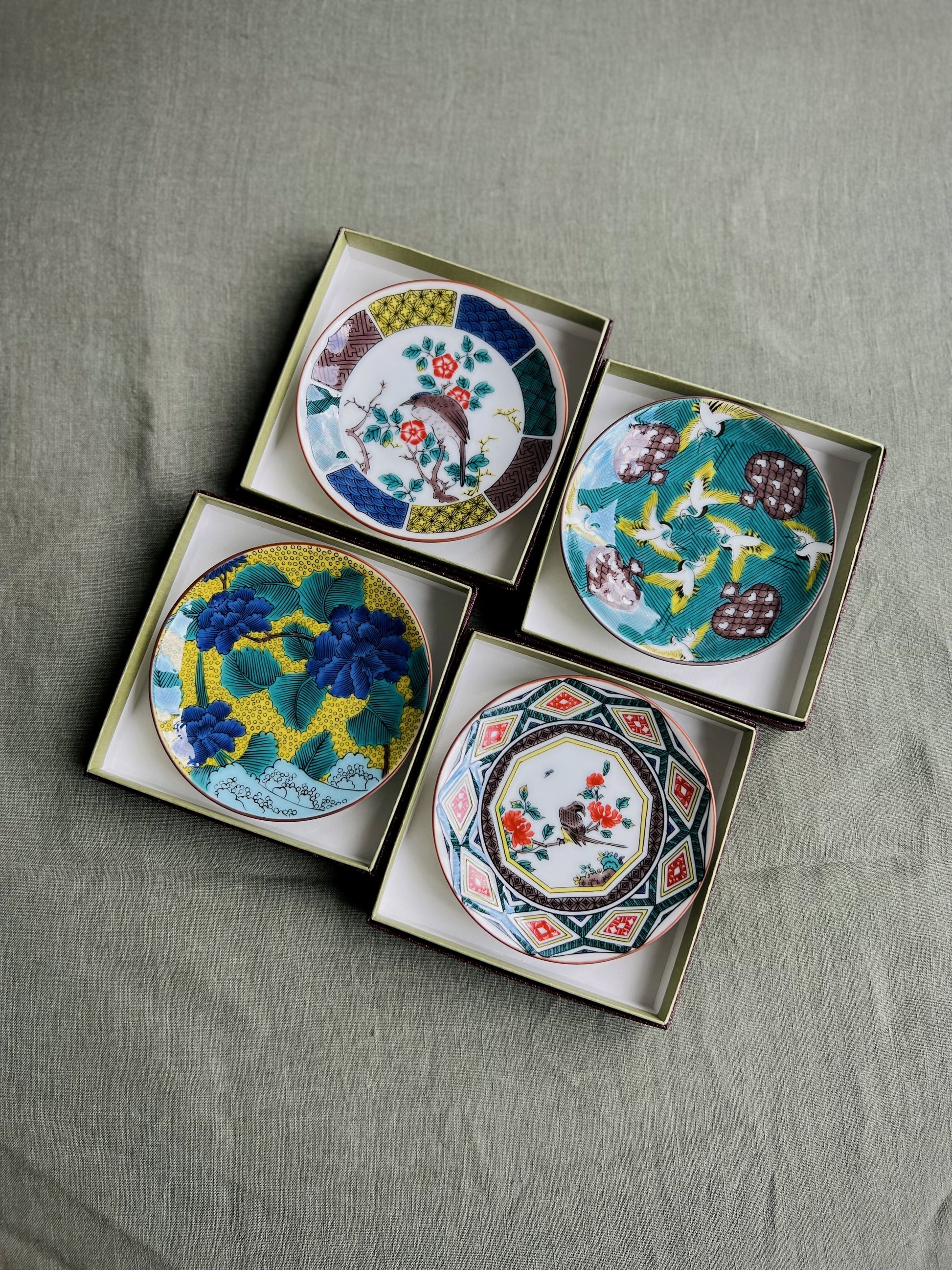 Petite assiette en porcelaine Kutaniyaki "Kacho"