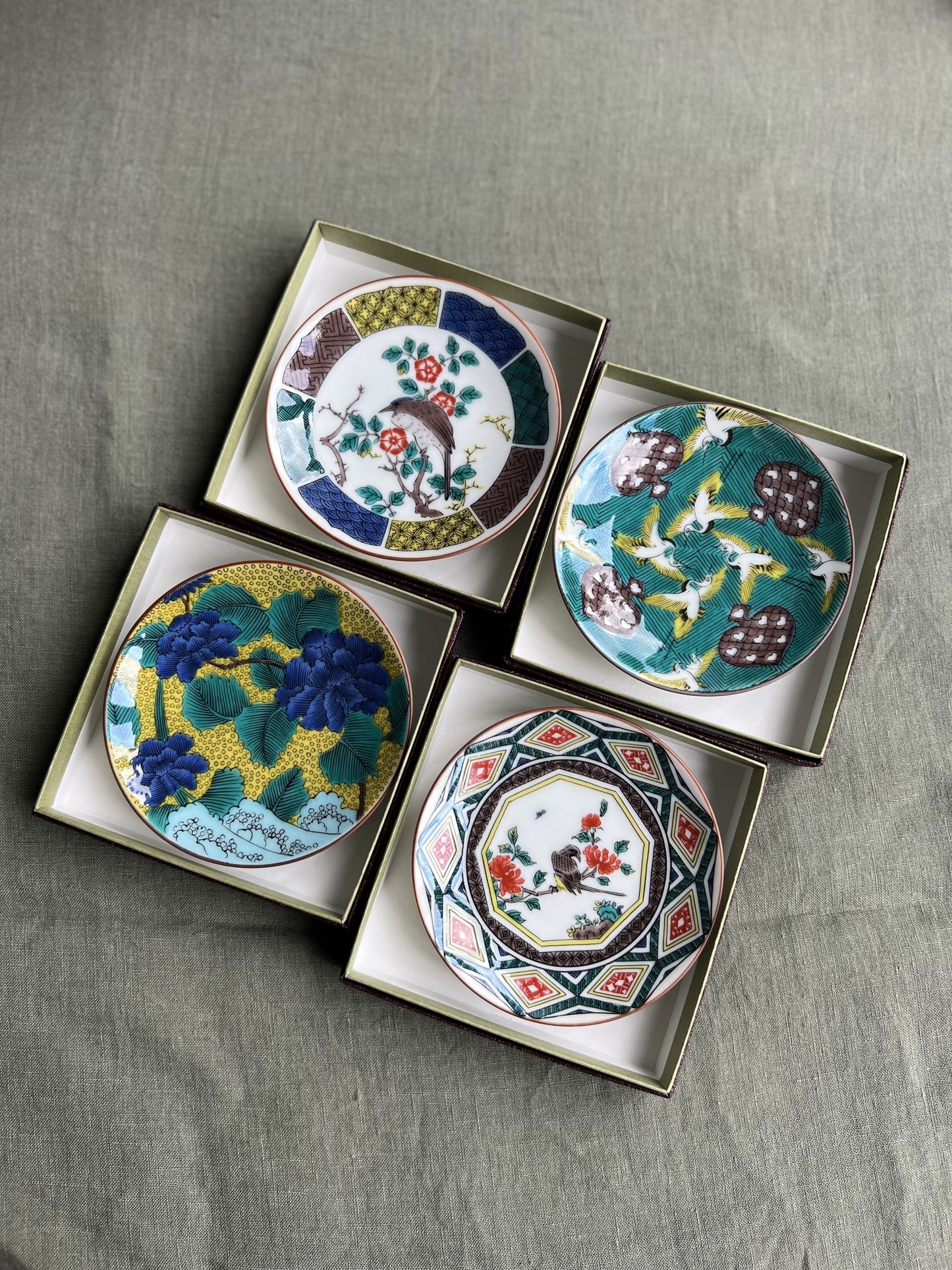 Petite assiette en porcelaine Kutaniyaki "Tsuru"