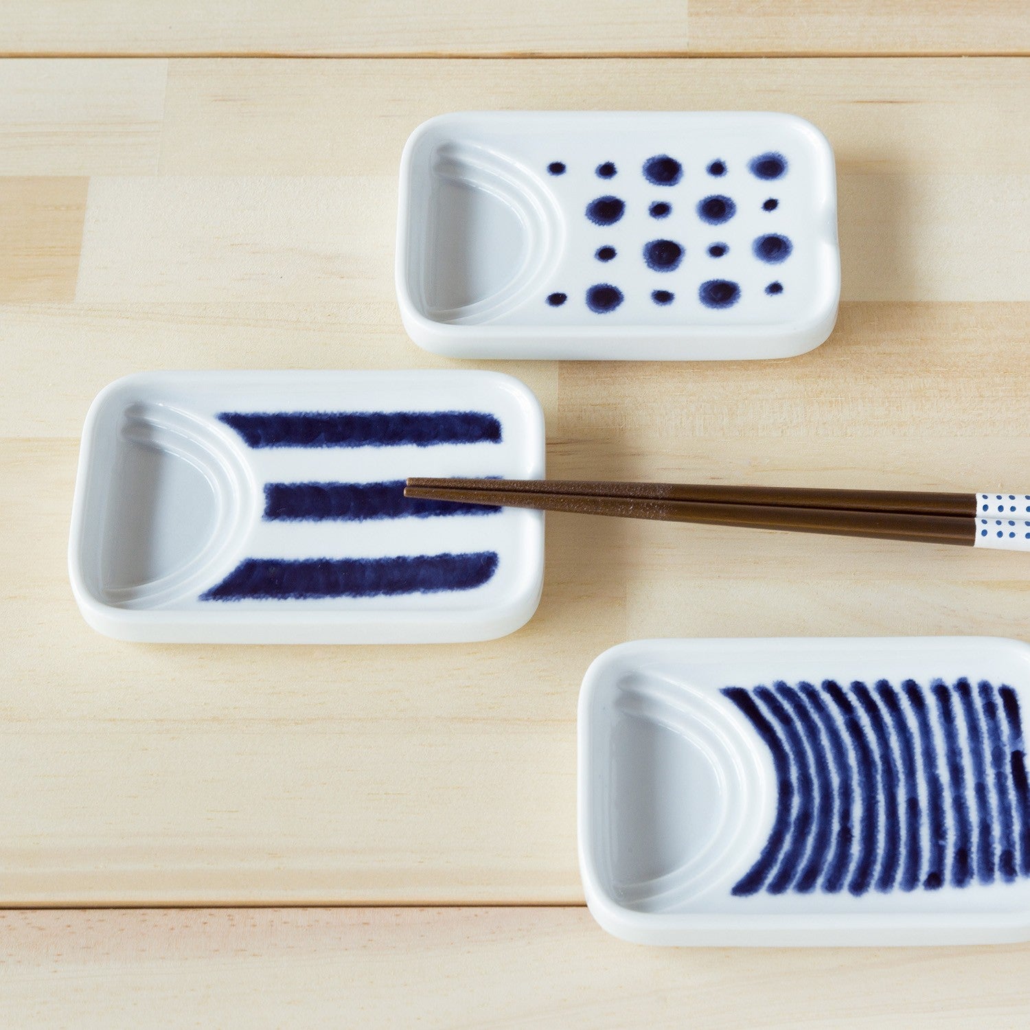 Petite assiette rectangulaire en porcelaine Hasamiyaki "Indigo Tokusa"