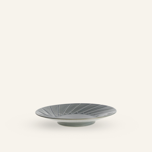 Hasamiyaki "choukokumon" gray porcelain sculpted plate