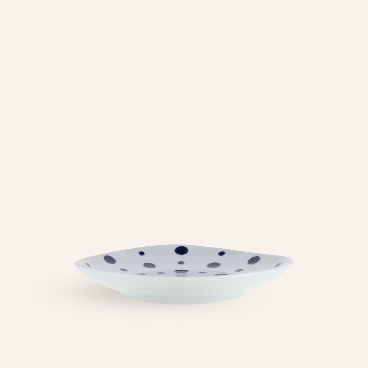 Assiette évasée en porcelaine Hasamiyaki "Indigo Mizutama"