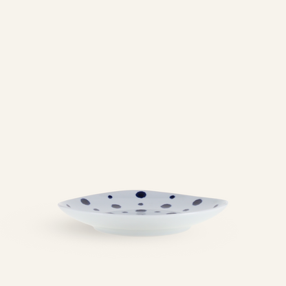Assiette évasée en porcelaine Hasamiyaki "Indigo Mizutama"