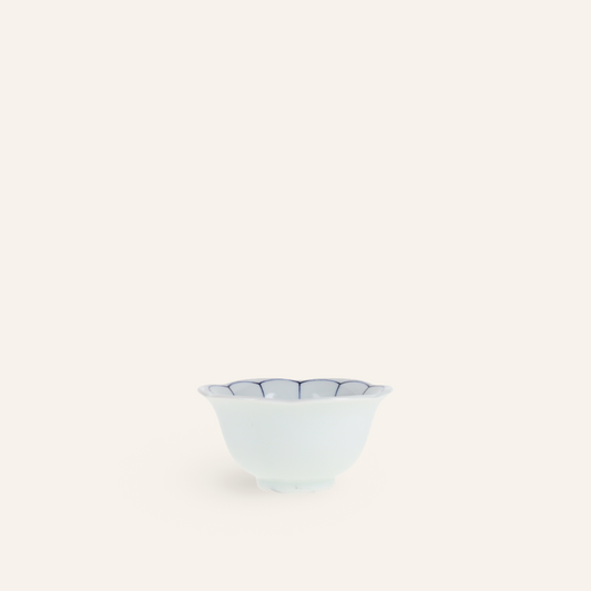 Coupelle en porcelaine Hasamiyaki "kikuiwari"