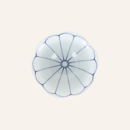 Hasamiyaki "kikuiwari" porcelain bowl