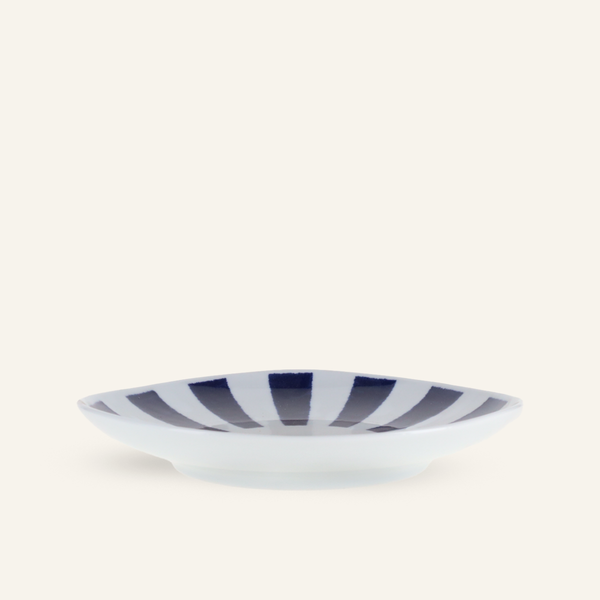 Assiette évasée en porcelaine Hasamiyaki "Indigo Tokusa"