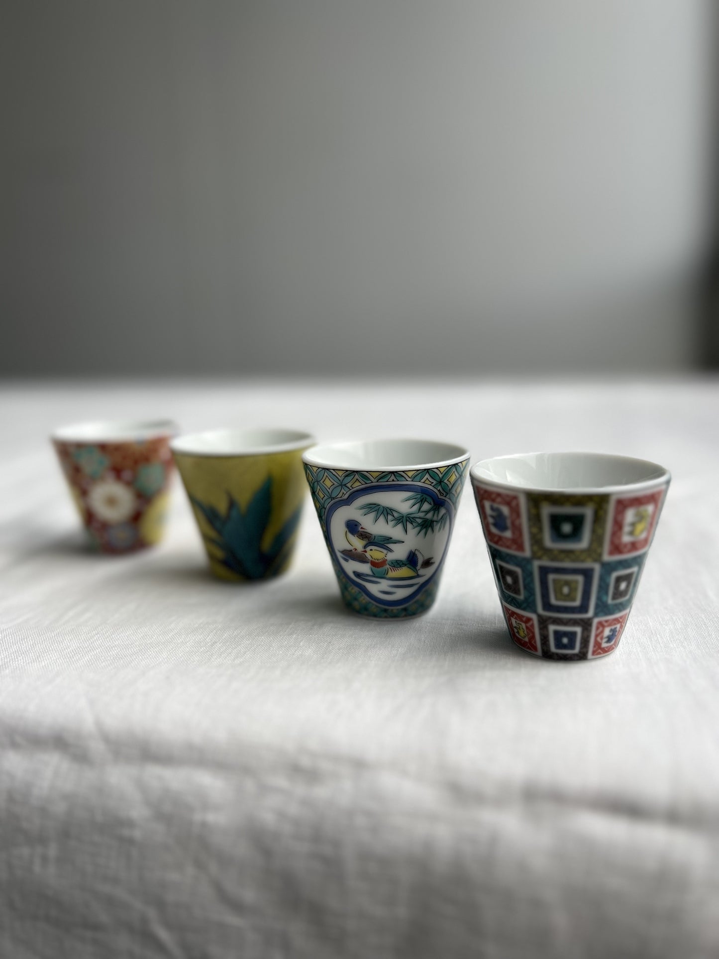 Verre à saké en porcelaine Kutaniyaki "Ishidatami"