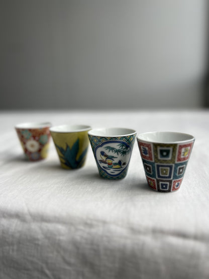 Verre à saké en porcelaine Kutaniyaki "Ishidatami"