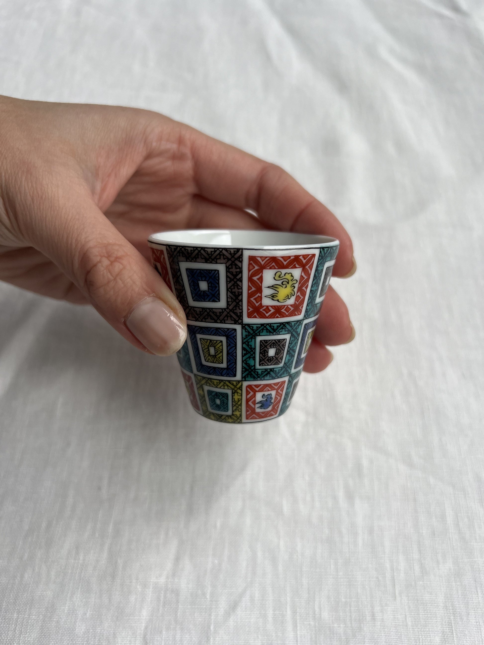 Verre à saké en porcelaine Kutaniyaki "Ishidatami"