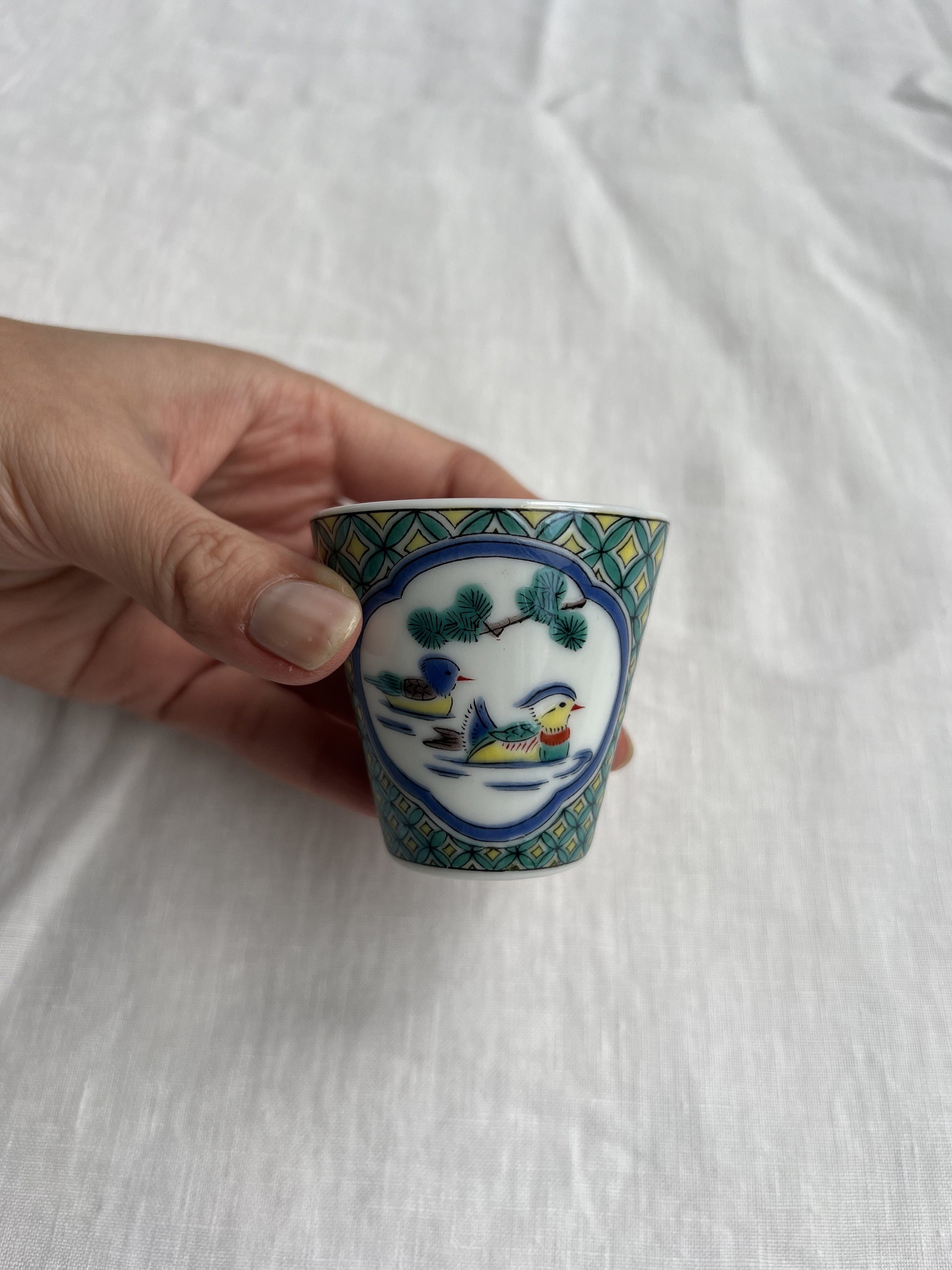 Verre à saké en porcelaine Kutaniyaki "Oshidori"