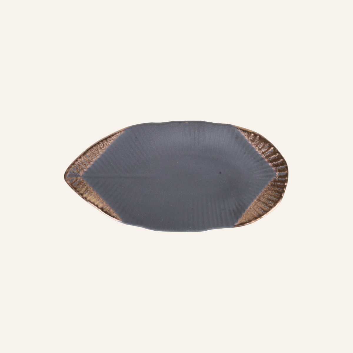 Assiette en forme de feuille faïence fine Minoyaki "ibushi"