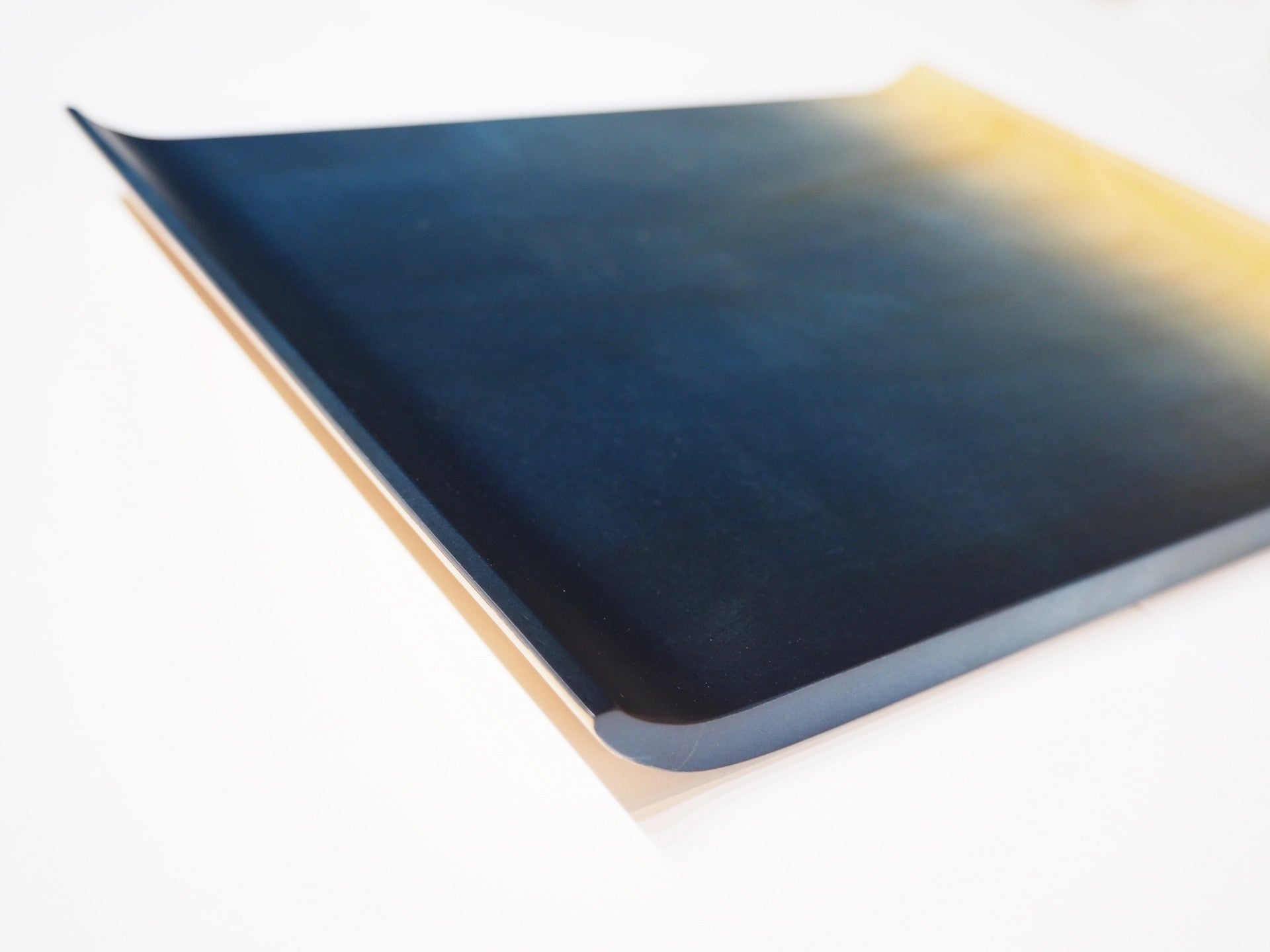 Assiette rectangulaire en bois de marronier du Japon Tochi teint à l'indigo