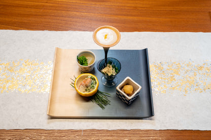 Assiette rectangulaire en bois de marronier du Japon Tochi teint à l'indigo