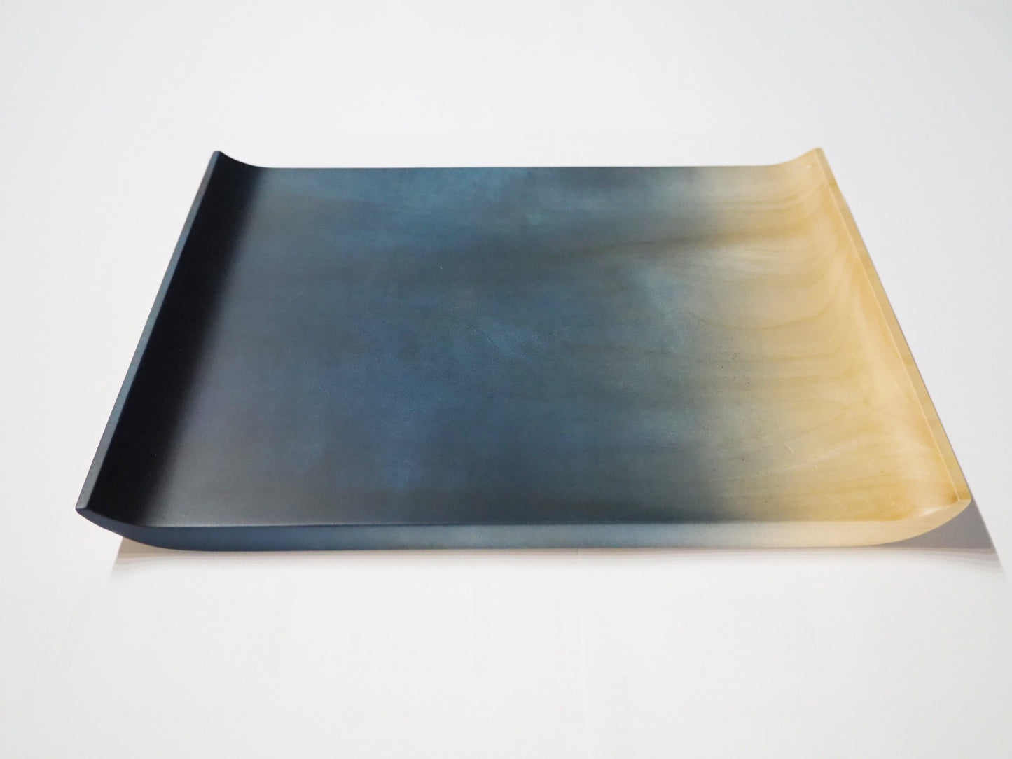 Assiette rectangulaire en bois de marronier du Japon Tochi teint à l'indigo