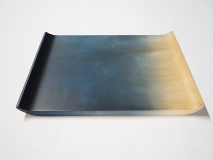 Assiette rectangulaire en bois de marronier du Japon Tochi teint à l'indigo