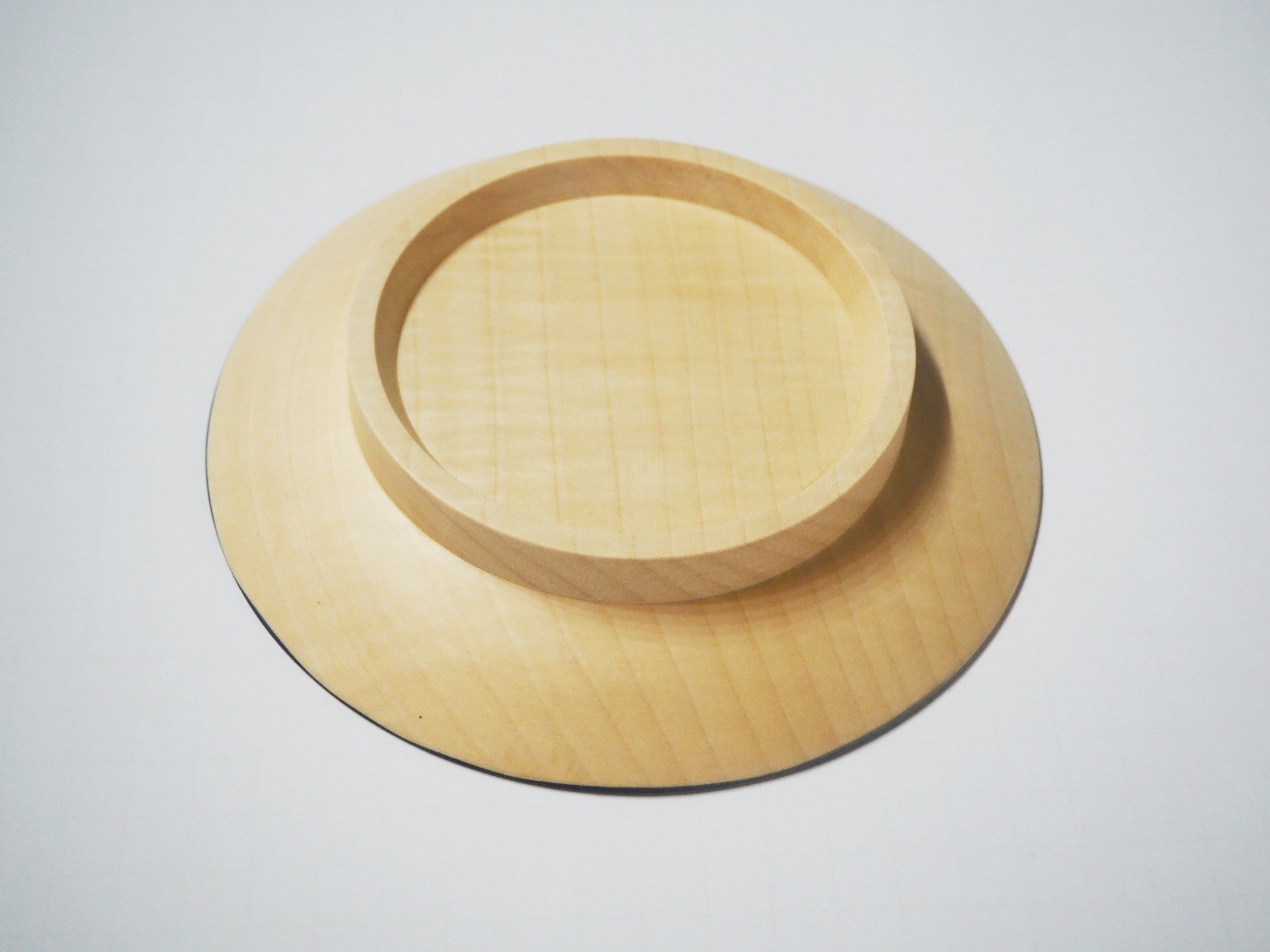 Assiette ronde en bois de marronier du Japon tochi teint à l'indigo