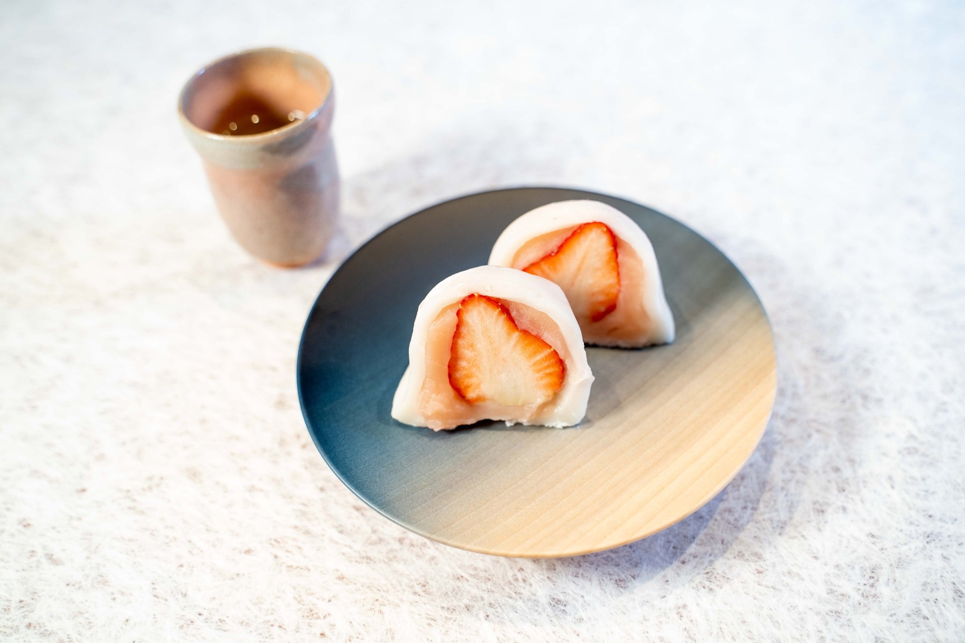 Assiette ronde en bois de marronier du Japon tochi teint à l'indigo