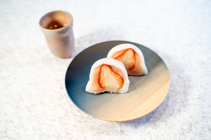 Assiette ronde en bois de marronier du Japon tochi teint à l'indigo
