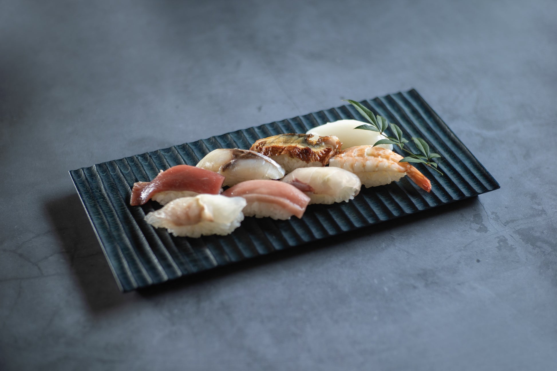 Plat chêne strié teint à l'indigo M