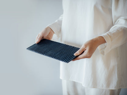 Plat chêne strié teint à l'indigo S